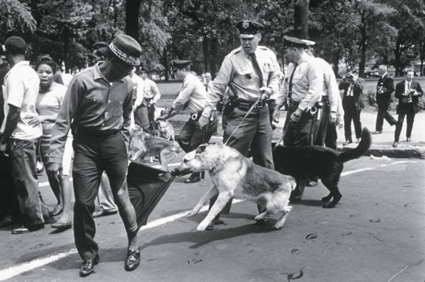 'Birmingham, Alabama', es el título de esta imagen captada por el fotógrafo Charles Moore en 1963 durante una protesta de afroamericanos por la discriminación racial en EUA.