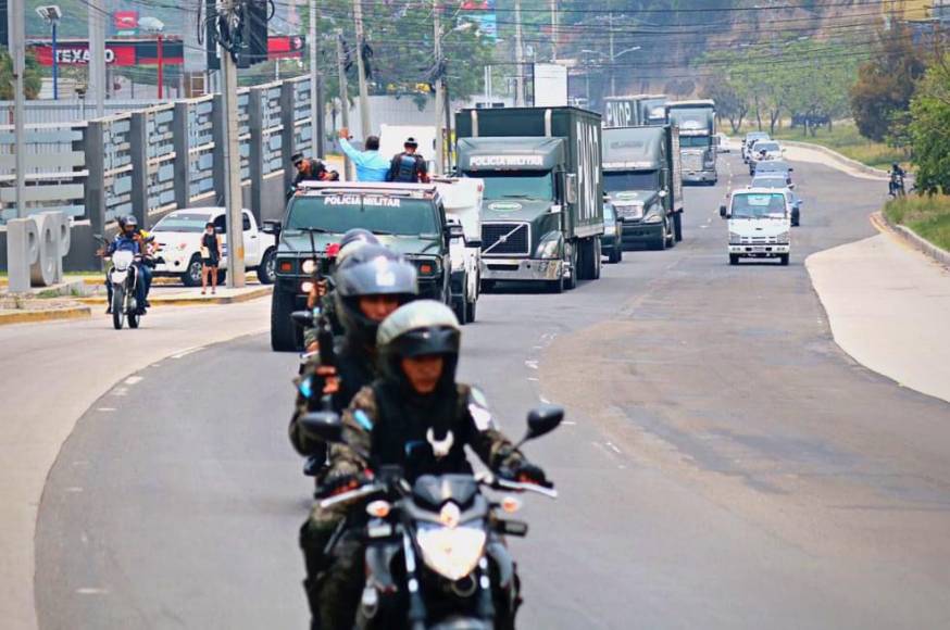 Y está conformado por al menos una veintena de vehículos militares, entre camiones, patrullas, rastras y motorizadas. 