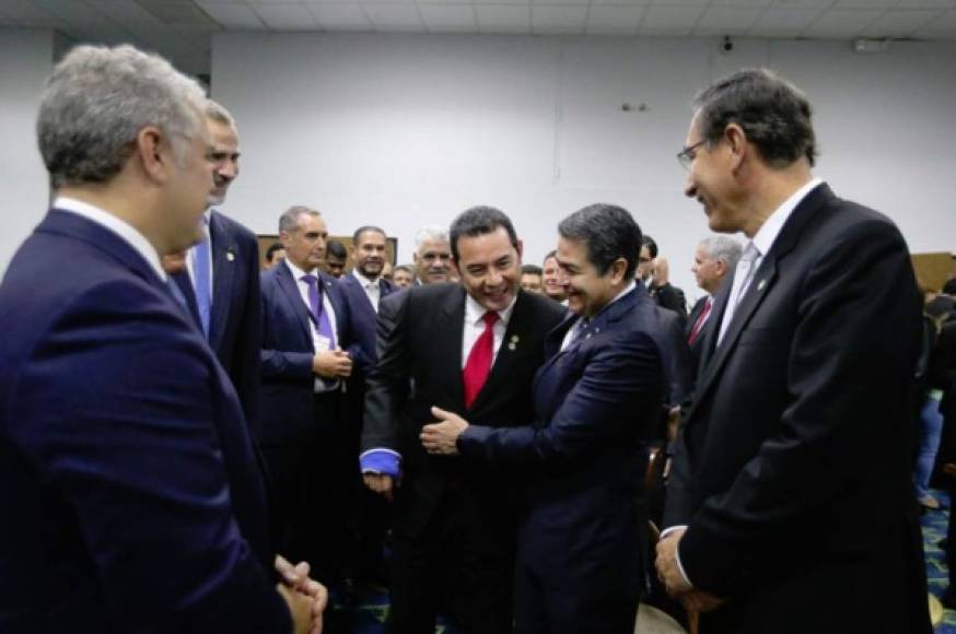 Hernández y Morales se saludaron efusivamente en el Centro de Convenciones Atlapa, donde se espera que en las próximas horas comience el acto de investidura.<br/>