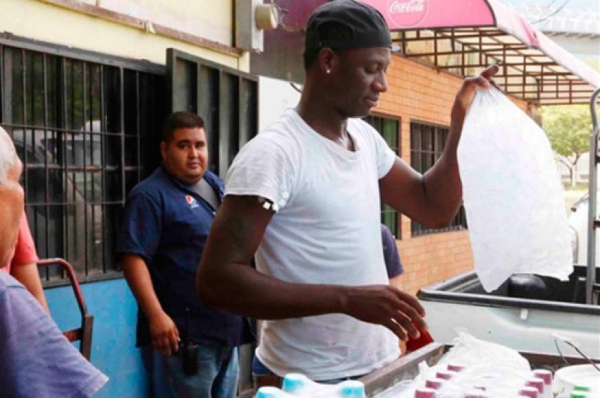 El delantero ecuatoriano Orlindo Ayoví, quien estuvo entrenando con Marathón y que hace unos años estuvo laborando en la bodega de un negocio de bodegas, fichó por el Social Sol de Olanchito de la primera división de Honduras.