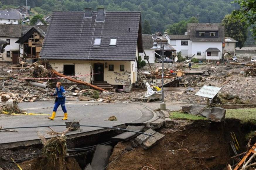 Más de 120 personas han muerto en las últimas horas en Europa, la mayoría de ellas en Alemania, debido al fortísimo temporal que ha provocado inundaciones y derrumbes, y el saldo podría aumentar ya que los servicios de rescate continúan buscando a decenas de desaparecidos. Fotos: EFE