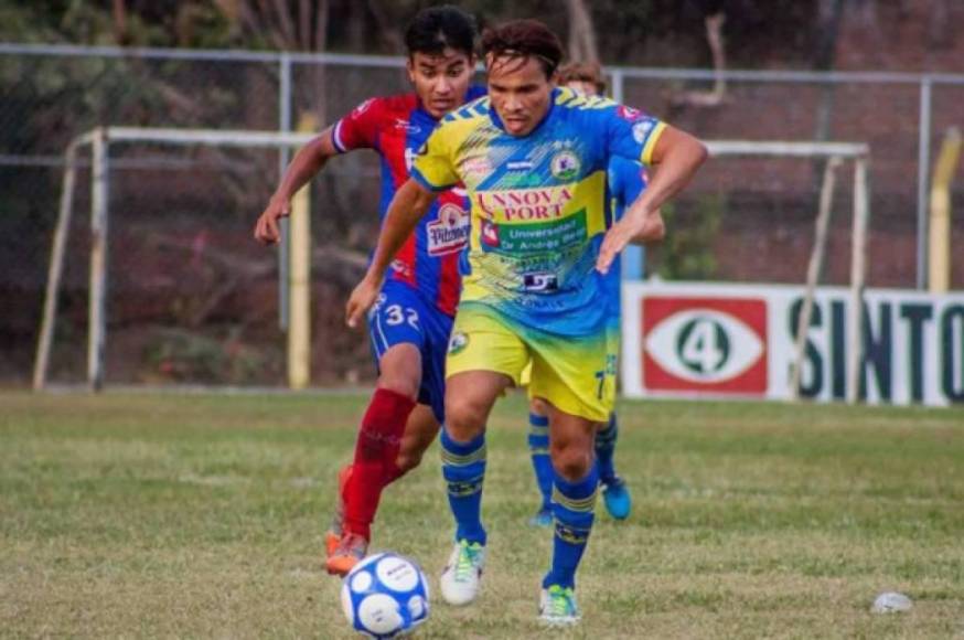 En la temporada del 2017-2018 se fue a El Salvador para portar la piel del Municipal Limeño.