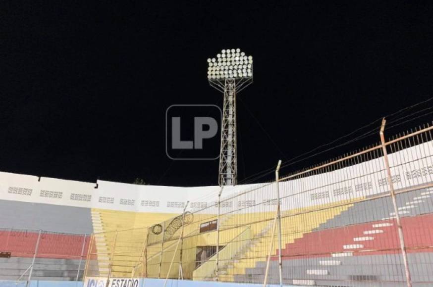 En el segundo tiempo, se apagó la torre del sector sombra norte del estadio Municipal Ceibeño. El juego se detuvo unos minutos.