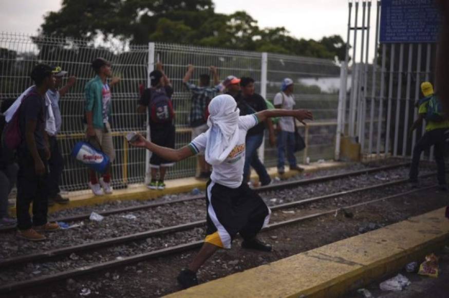 Los migrantes lograron ingresar por el río luego de que las autoridades mexicanas blindaron su frontera con Guatemala para contener el paso de la caravana tras un enfrentamiento el domingo que dejó un migrante muerto por el impacto de una bala de goma.