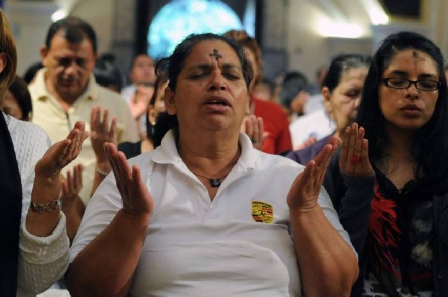 Un grupo de católicos rezan mientras celebran el Miércoles de Ceniza que marca el inicio de la Cuaresma en Tegucigalpa.