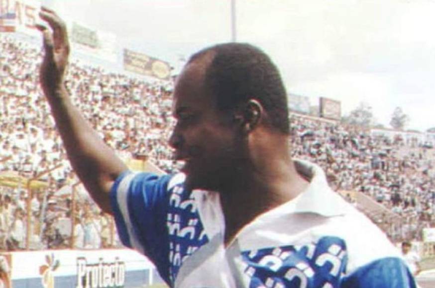 2. GILBERTO YEARWOOD. Debutó en 1975 con el Real España y luego se 'mudó' a la Liga Española, donde participó con el Elche, Real Valladolid, Tenerife y Celta de Vigo. Los últimos años de su carrera fueron en el Motagua y Olimpia. Con la selección, el mediocampista tuvo 46 apariciones. A partir del año 1996 inició carrera como entrenador.