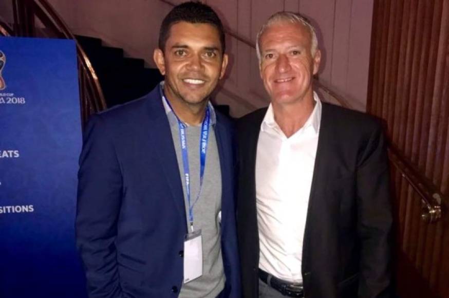 El hondureño Amado Guevara junto a Deschamps, el mejor entrenador de la temporada.