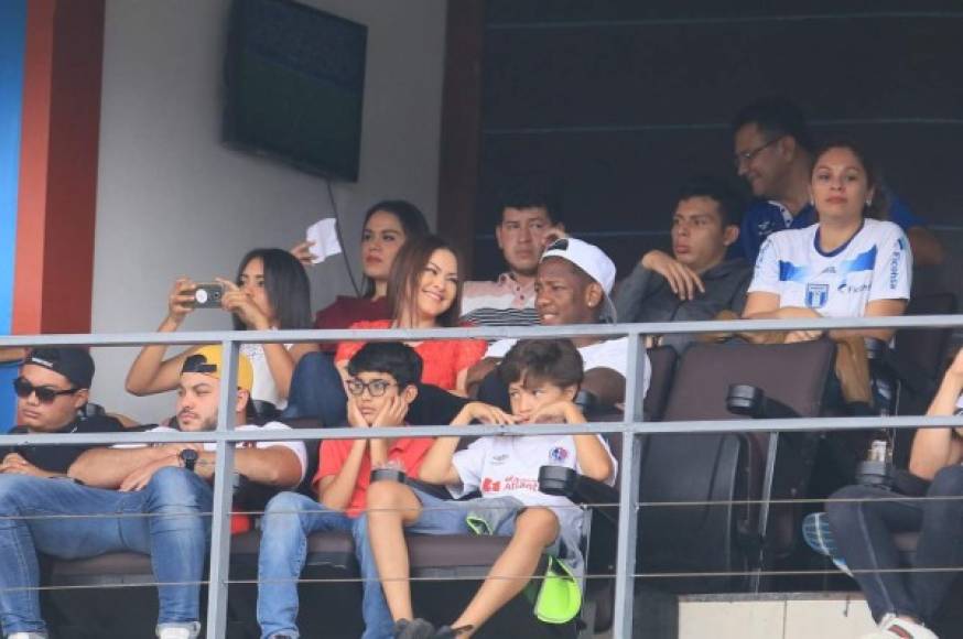 Romell Quioto, jugador del Houston Dynamo, llegó hoy al país y sorprendió al aparecer en el palco del estadio Nacional con su novia Jensy Malubi Paz para ver el partido del Olimpia ante la UPN. Tuvo partido la noche del sábado y viajó a Honduras tras jugar.