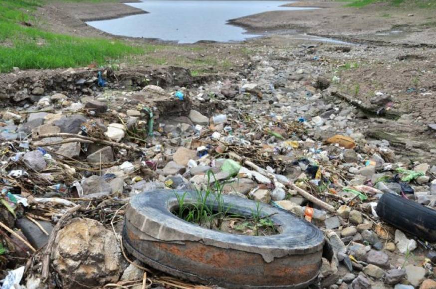 La sequía en la represa Los Laureles también ha 'desnudado' el nivel alarmante de contaminación que sufre.