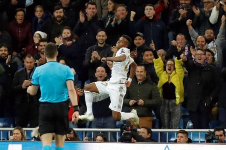 El tremendo salto de Rodrygo para festejar su segundo gol de la noche en el Bernabéu con los aficionados merengues en el fondo, también, celebrando.