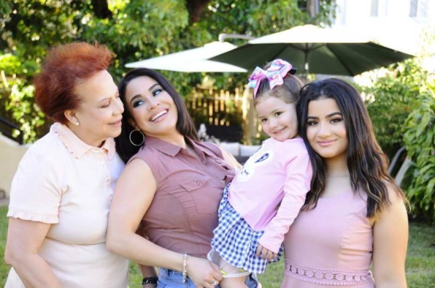 Carolina Sandoval en una foto de archivo junto a su madre Amalia Guzmán y a sus dos hijas: Barbara Camila y Amalia Victoria.