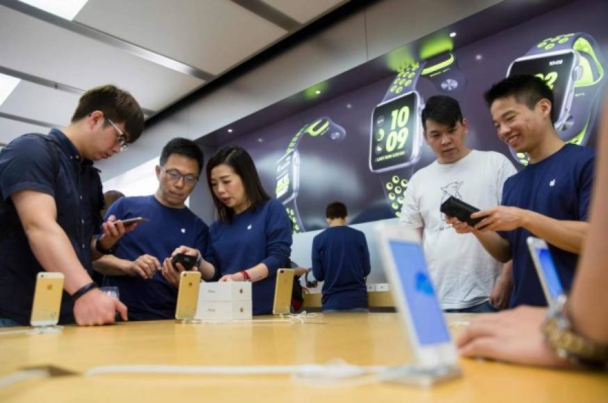 Empleados de una tienda revisan los nuevos dispositivos en Hong Kong.