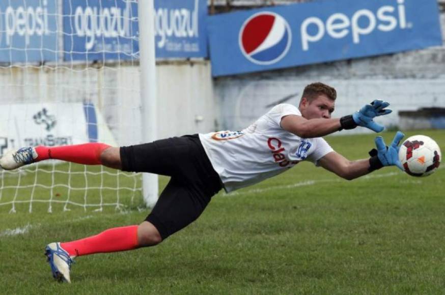 El joven portero Javier Delgado, que terminó contrato con el Honduras Progreso, estaría en la mira del Marathón.