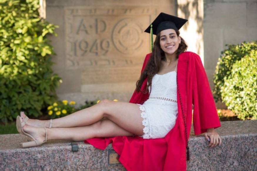 Además de su exitosa carrera universitaria, Julimar ha tenido éxito en sus estudios. Estudió en su adolescencia en Weston High School de Massachussets, entrando en 2015 a la prestigiosa Universidad de Boston para estudiar la carrera de Fisiología Humana que culminó en 2019.