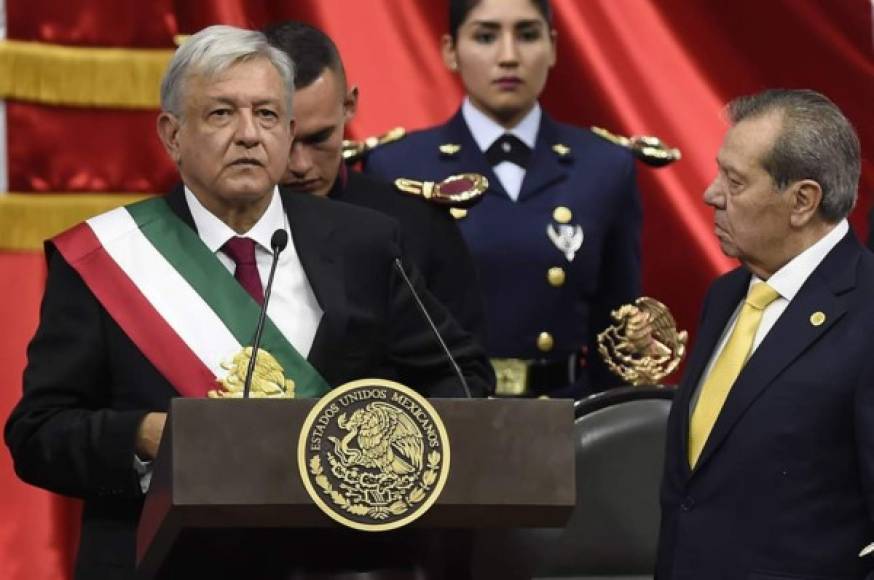 El nuevo presidente de México, Andrés Manuel López Obrador, al prepararse para pronunciar su discurso junto al presidente del Congreso, Porfirio Muñoz Ledo, durante la ceremonia de inauguración hoy en el Congreso de la Unión, en la Ciudad de México.