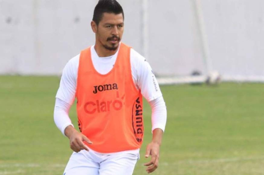 Roger Espinoza siempre nos ha sorprendido con sus cambios de look, en su momento se dejó crecer la barba y anduvo con su cabello corto.