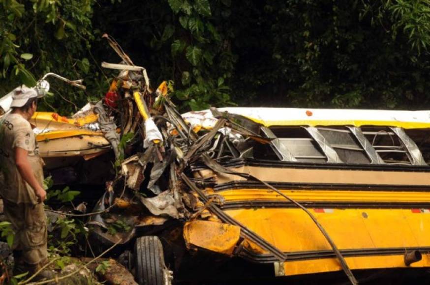 Al menos 14 personas murieron y otras 45 resultaron heridas, algunas de gravedad, cuando el autobús en el que viajaban cayó hoy a un abismo en una carretera del occidente de Honduras.