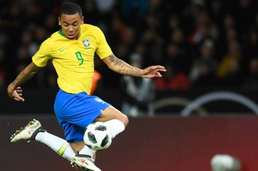 El atacante del Manchester City Gabriel Jesús completa el ataque de Brasil ante Suiza. Foto EFE