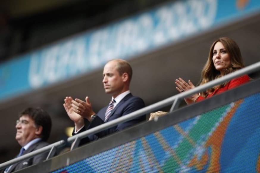 El príncipe William y a duquesa de Cambridge estuvieron en uno de los palcos de Wembley y disfrutaron la victoria de su selección de Inglaterra.