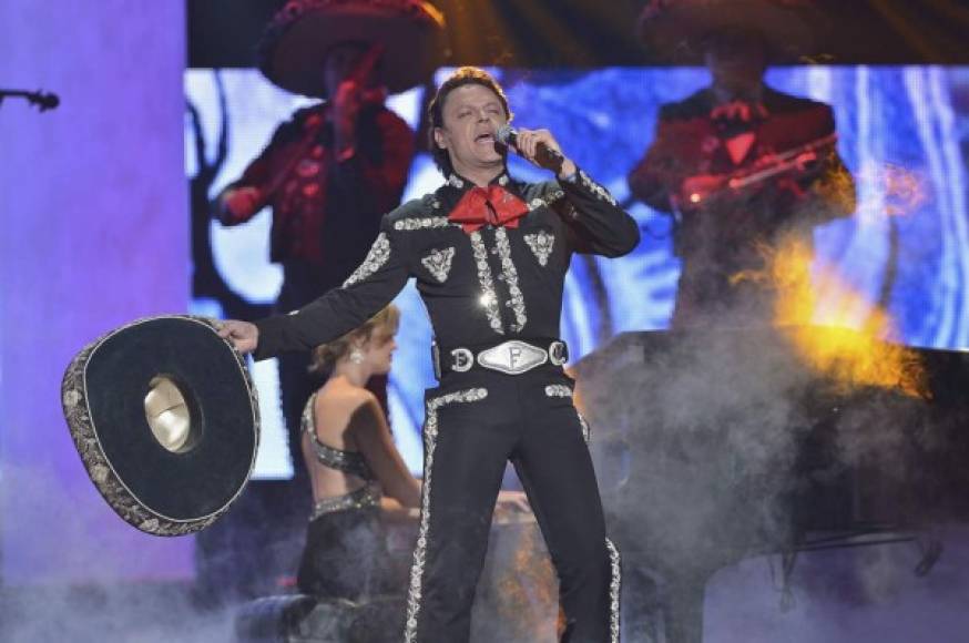 Además de presentar los Premios Billboard 2015 con la bellísima Gaby Espino, Pedro Fernández también dio un espectáculo con su emblemático look de mariachi.<br/>