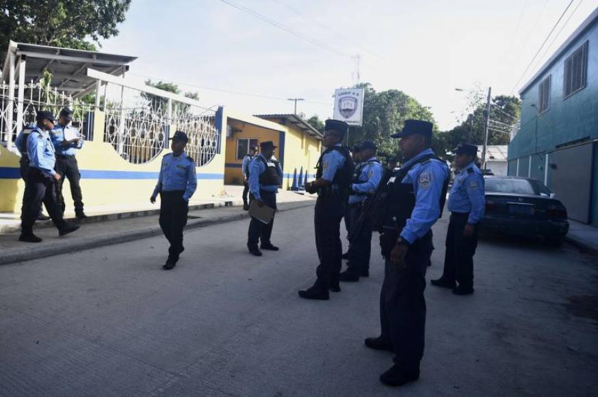 Los policías aseguran que ingresan a todo sector sin excepción, porque sino sería dar poderío a las organizaciones. A lo lejos caminan dos muchachos mormones, pero se cree que a ellos los respetan, igual entran carros repartidores de comida y bebida, pero les cobran extorsión, no así vendedores ambulantes.