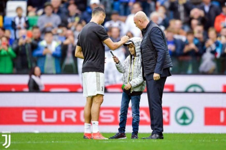 Cristiano Ronaldo tuvo un bonito geston con el niño. El portugués lo atendió y evitó que la seguridad del estadio lo echara.
