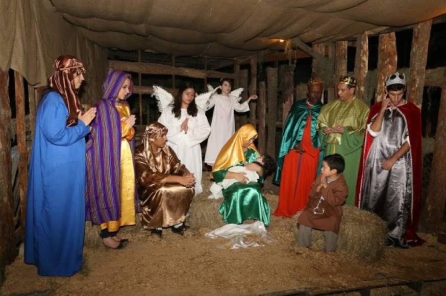 Los estudiantes de la escuela Franciscan School de San Pedro Sula en la recreación del pesebre donde nació Jesús.