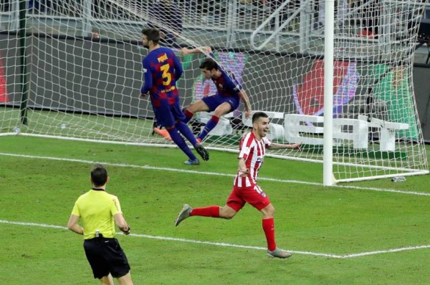 Ángel Correa corriendo muy emocionado celebrando su gol que le dio la victoria al Atlético ante el Barcelona.