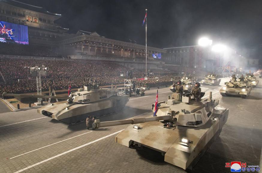 Imágenes satelitales tomadas por Maxar Technologies a las 22H05 (13H05 GMT) del miércoles mostraron una gran bandera norcoreana y miles de personas congregadas en la plaza.