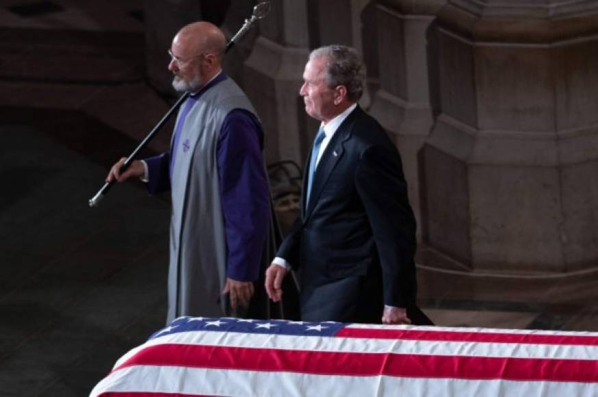 El expresidente George W. Bush, adversario de McCain en las primarias republicanas del 2000, destacó el 'respeto' de McCain hacia 'la dignidad inherente en cada vida, una dignidad que no se detiene en las fronteras y que no puede ser borrada por los dictadores', y subrayó el profundo desprecio que profería el senador hacia 'el abuso de poder'.