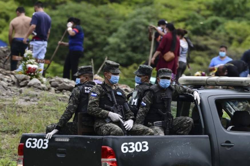 Entierro de una víctima de COVID-19 en un anexo del cementerio Parque Memorial Jardín de Los Ángeles en Tegucigalpa. AFP