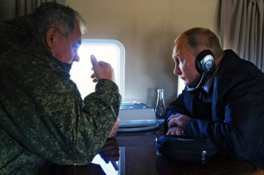 Putin llegó en helicóptero al polígono militar de Tsugol, situado en Siberia Oriental y a unos 200 kilómetros de la frontera china, para supervisar el 'Día D' de los mayores juegos de guerra de la historia de este país.