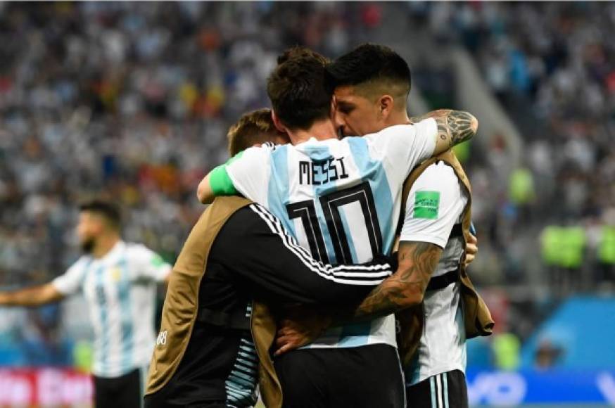 Messi y Marcos Rojo, los goleadores de Argentina ante Nigeria, abrazados al final del juego. Foto AFP