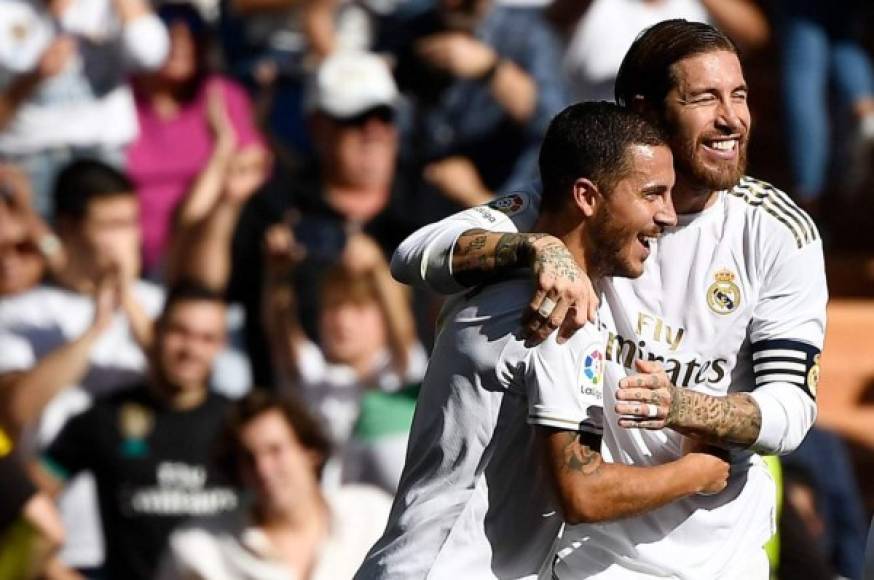 Eden Hazard fue felicitado por el capitán Sergio Ramos luego de que marcó su primer gol como jugador del Real Madrid en un partido oficial.