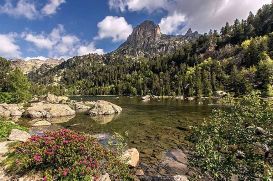 En los Pirineo catalanes hay más de 400 lagos. El más grande de todos es el de Certascan en el Pallars Sobirá con más de 100 metros de profundidad.