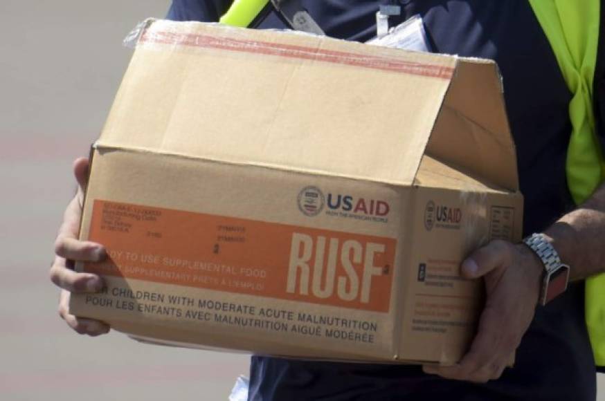 A man carries a box with food suplements packs after US Air Force C-17 aircrafts carrying humanitarian aid for Venezuela landed at Camilo Daza International Airport in Cucuta, Colombia, on the border with Venezuela on February 16, 2019. - Venezuelan opposition leader Juan Guaido on Saturday called for nationwide protests next week to support volunteers planning to travel to the border with Colombia to bring in US humanitarian aid, the latest flashpoint in the country's political crisis. The announcement came as tons of US food aid was piling up along the border. It has been denounced by President Nicolas Maduro, who has asked the military to reinforce the frontier, denouncing the food as a 'booby trap' and a cover, he said, for a planned US military invasion. (Photo by Raul ARBOLEDA / AFP)