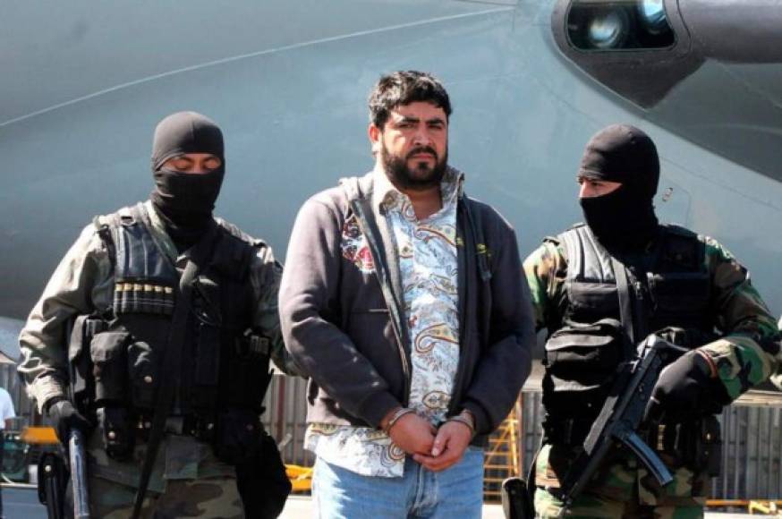 El narcotraficante mexicano Alfredo Beltrán Leyva 'El Mochomo', sentenciado esta semana a cadena perpetua por la Corte Federal del Distrito de Columbia por tráfico de drogas a EEUU, es cuñado y uno de los enemigos más visibles del Chapo. Según medios mexicanos, 'El Mochomo' testificará contra 'El Chapo' en el juicio del próximo 5 de noviembre.