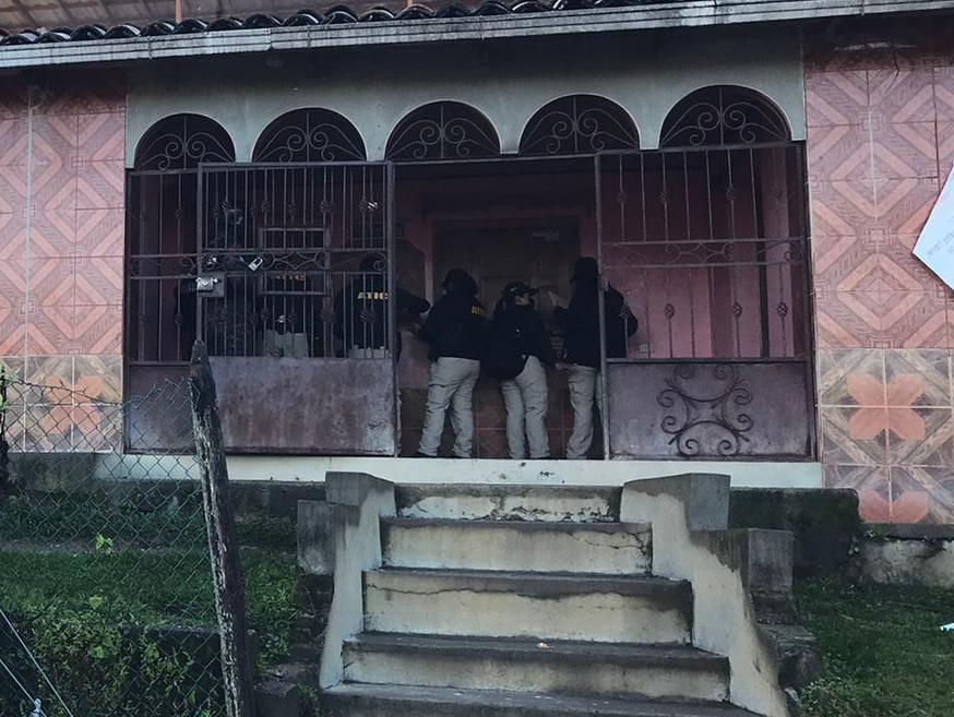 Agentes de la Atic realizan allanamientos y capturas en el municipio de Santa Cruz, Lempira, en el suroccidente de Honduras.