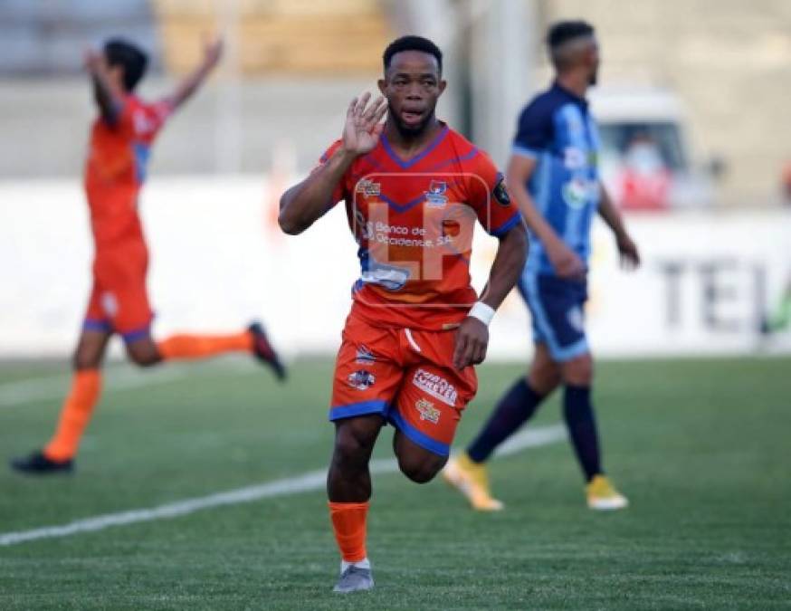 Carlos Róchez festejando su primer gol del partido para los Lobos.