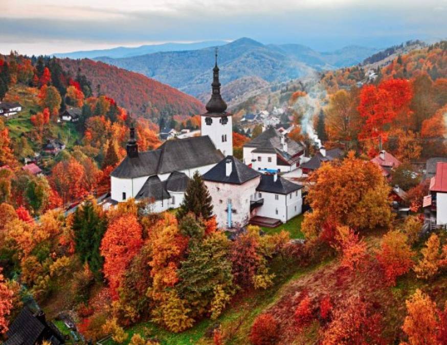 Eslovaquia (10)<br/><br/>El país de la Europa Central con hermosos paisajes es una opción sin problemas migratorios para los hondureños. <br/><br/>Eslovaquia ocupa en un triple empate la posición número 10 de los países con los pasaportes más poderosos del mundo.