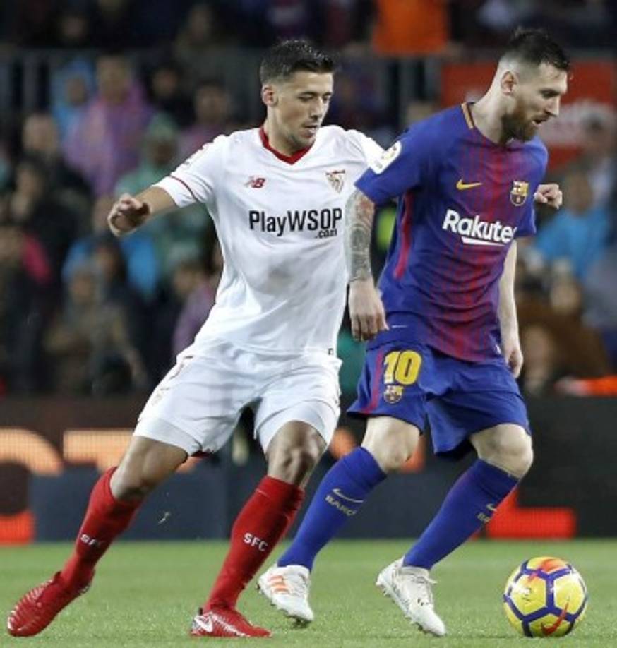 Real Madrid y FC Barcelona valoran la posibilidad de fichar un defensa central en el próximo mercado de verano. Clement Lenglet es uno de los futbolistas en la agenda de ambos clubes dado su rendimiento, edad (cumplirá 23 años en junio) y precio. Existen distintas versiones sobre la cláusula de rescisión del jugador del Sevilla. Dicha cláusula quedó fijada en 30 millones cuando Lenglet se incorporó al club andaluz en enero de 2017, pero algunas fuentes señalan que esta cantidad ha aumentado a 35 ó 45 millones posteriormente. Foto EFE