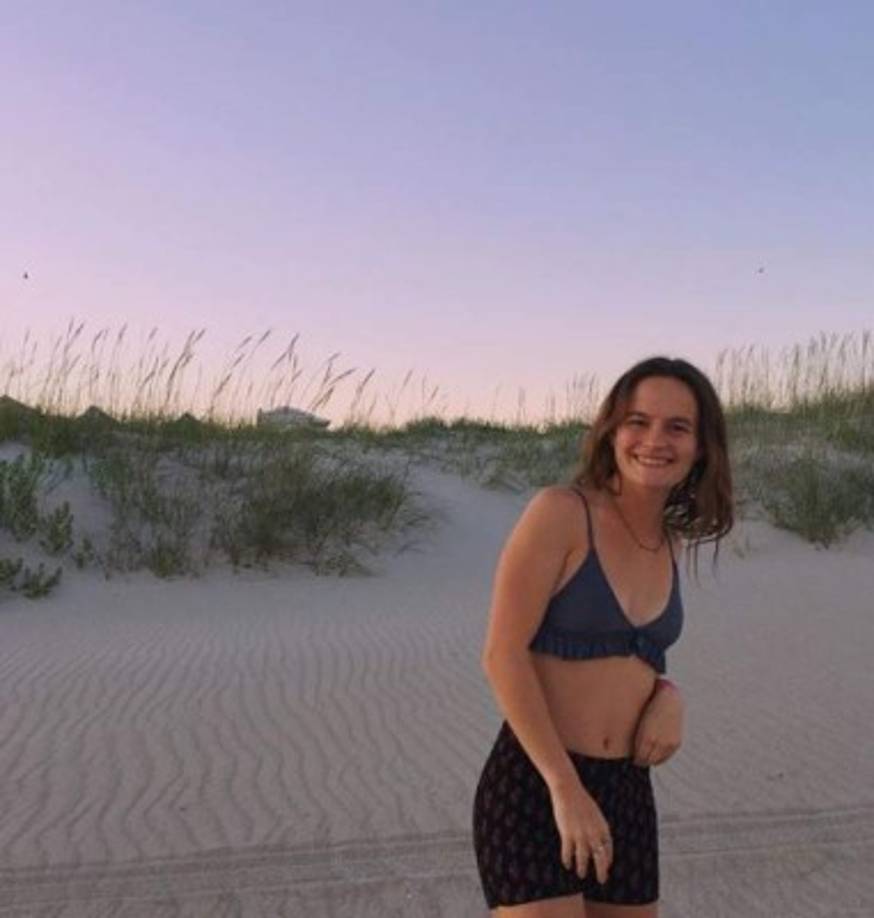 La vida de Zoe Roth cambió para siempre, después de aparecer en primer plano y mirando a la cámara con una expresión pícara.