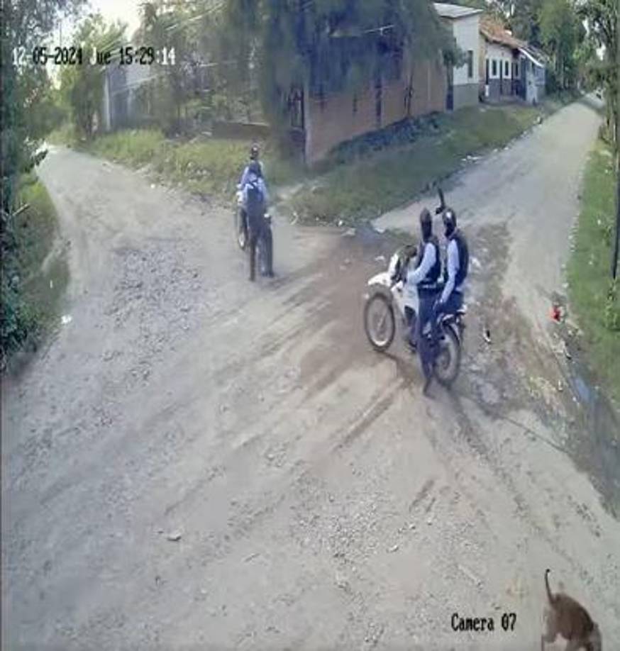 El incidente ocurrió la tarde del jueves 5 de diciembre. Según los testimonios, mientras los agentes realizaban la detención del joven, su madre reclamaba airadamente para que lo liberaran.