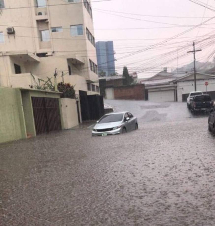 Pese a que este viernes los capitalinos esperaban el día más caluroso debido al primer paso del sol por el Cenit, a eso de la 1:20 de la tarde comenzó a caer una fuerte tormenta eléctrica acompañada de vientos.