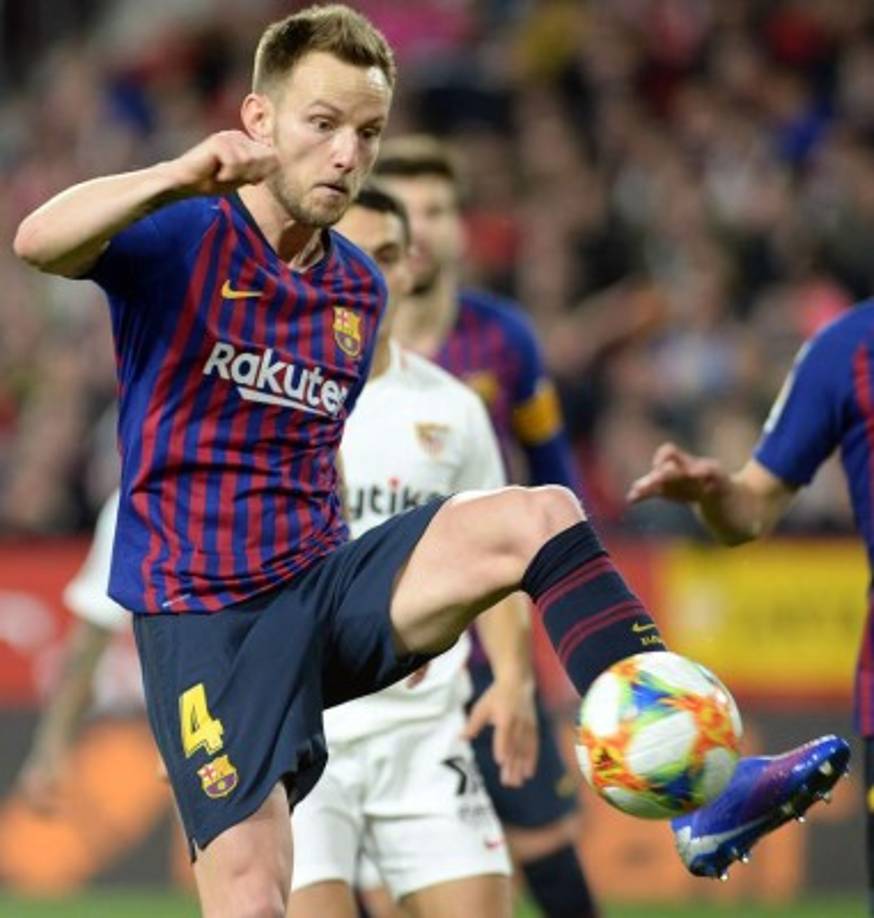 Ivan Rakitic ha dejado claro que quiere renovar con el Barça y que así se lo ha hecho saber al presidente azulgrana Josep Maria Bartomeu: 'El otro día intenté darle un toquecito al presidente a ver si espabila con mi renovación'.
