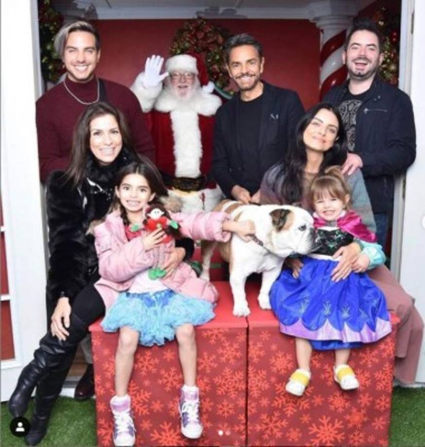 Eugenio Derbez y sus seres queridos fureron con Santa Claus para su típica foto navideña en familia. En esta foto aparecen Alessandra Rosaldo , Aitana Derbez, Aislinn Derbez y su hija Kailani Ochmann, Vadhir Derbez, José Eduardo Derbez y hasta la pequeña Fiona.