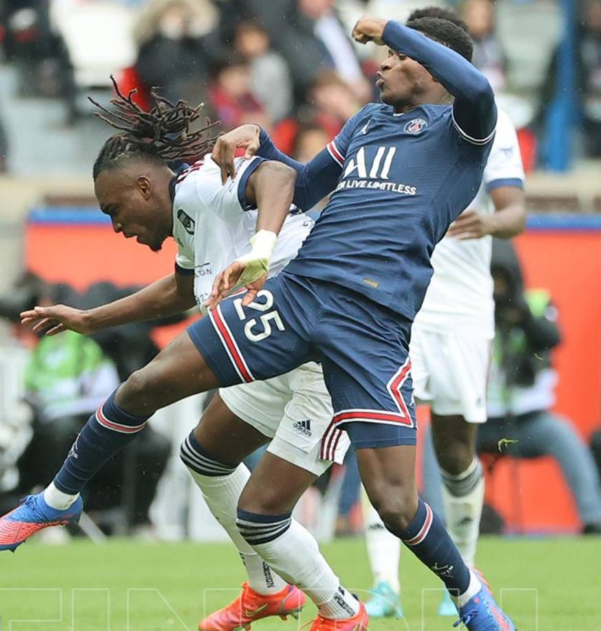 Alberth Elis fue bien marcado por la zaga defensiva del PSG. El lateral Nuno Mendes en la disputa de la pelota con el hondureño.