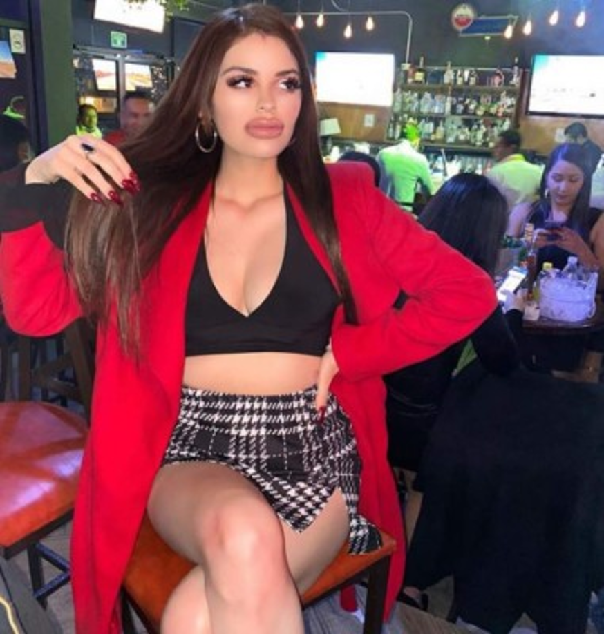 En el gracioso video viral se observa la sorprendente reacción de su bebé al oír a su madre cantar.