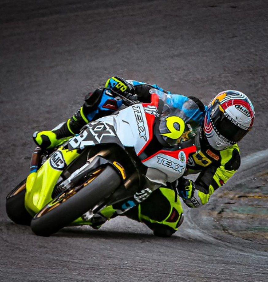 El piloto André Veríssimo Cardoso, de 42 años, sufrió un resbalón y cayó de su motocicleta tras una de las primeras curvas de la prueba, precisamente en el trecho en que comienza la aceleración. 