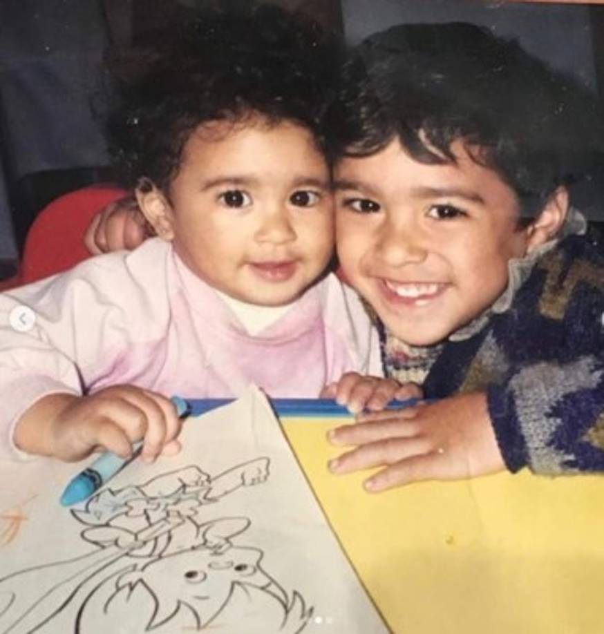 Recientemete colocó varias imágenes de cómo lucía cuando en sus primeros años de vida junto a su hermana.